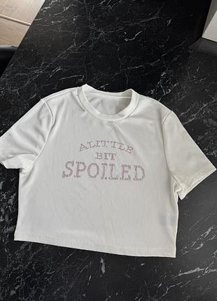 Белая короткая футболка shein в рубчик с надписью a little bit spoiled