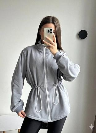 Жіноча кофта з затяжками на талії