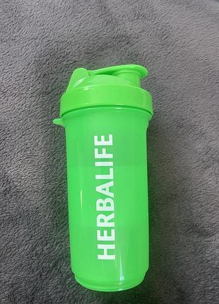 Яскраво-зелений шейкер бренду herbalife neon shaker, призначений для приготування протеїнових коктейлів