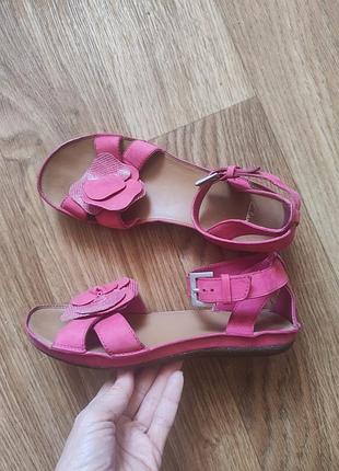 Розовые босоножки с цветком clarks