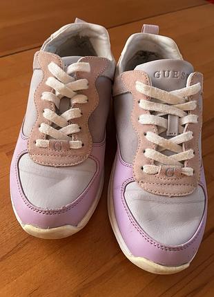 Кросівки бренду guess.