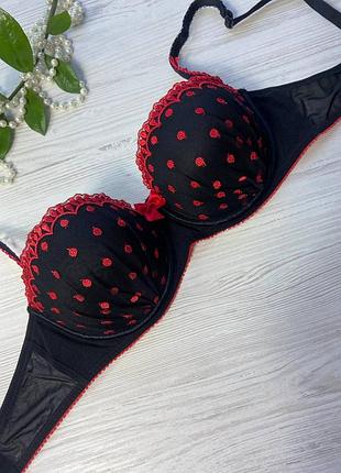 Соблазнительный бюстгальтер с вышивкой на косточках от бренда lingerie c&amp;a размер 80с