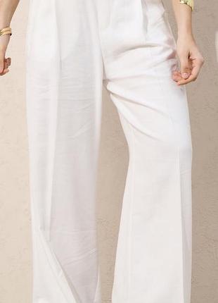Білі брюки з домішком льону