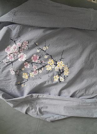 Рубашка zara, размер м, свободный фасонных, синяя и белая полоска, на спинке узор, состояние новой.