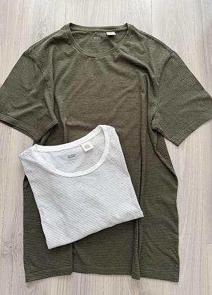 Базова футболка від levi’s для чоловіків.