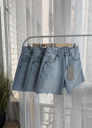 Блакитні шорти бермуди