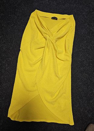 Яскраво-жовта спідниця з вузлом-драпіровкою