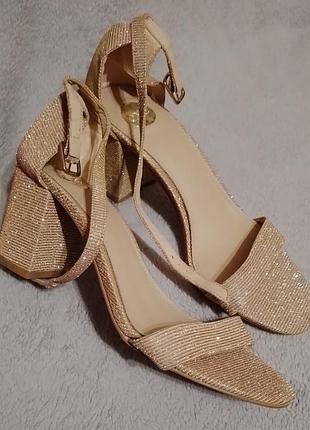 Фирменные босоножки exe. 39-40р