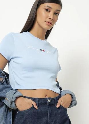 Голубая укороченная футболка из лого tommy hilfiger