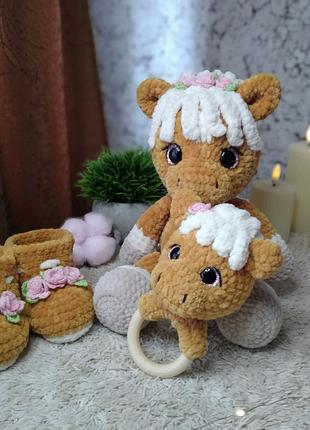 Подарочный набор для малыша, приветливы с рождением девочки, игрушка лошадка, плюшевая погремушка, вставленные пинетки