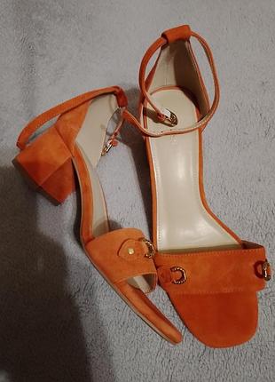 Фирменные босоножки guess 39р