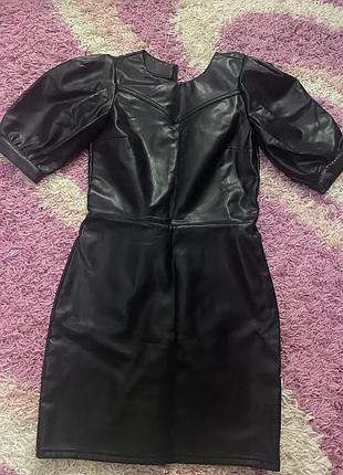 Чорна міні-сукня з екошкіри h&m divided, xs (об'ємні рукава) 2