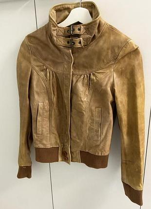 Бежева приталена укорочена шкіряна куртка з високим коміром та ремінцями next