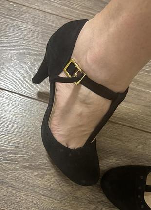 37.5 clarks чорні замшеві класичні вечірні туфлі на каблуку з ремінцем по нозі