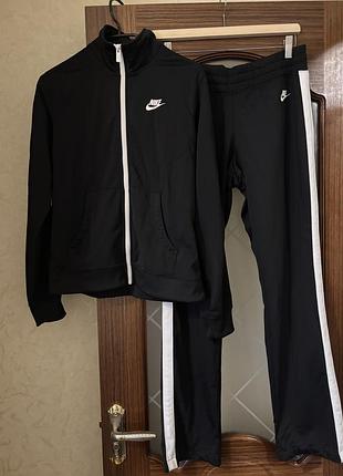 Жіночий спортивний костюм nike чорний з білою полосою розмір m