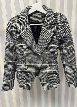 Приталений чорно-білий піджак balmain у клітинку