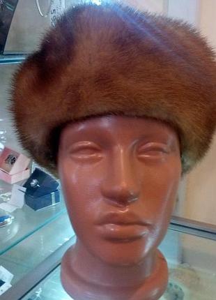 Меховая шапка из цельной норки.