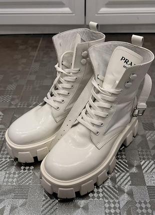 Шкіряні чоботи жіночі prada