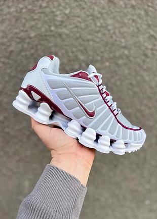 Класнючі жіночі кросівки nike shox tl white silver burgundy світло-сірі з бордовим