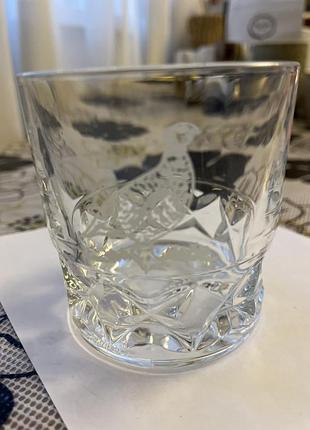 Склянку для віскі бренду the famous grouse.