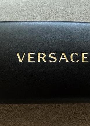 Футляр для очков от итальянского дома моды versace.