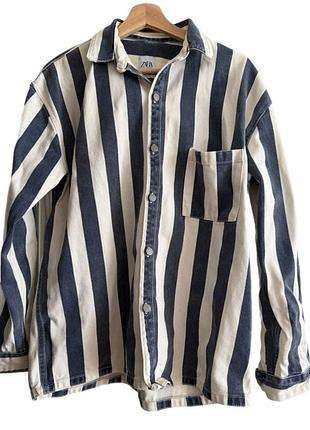 Стильна чоловіча джинсова рубашка від zara з вертикальними синьо-білими смугами.