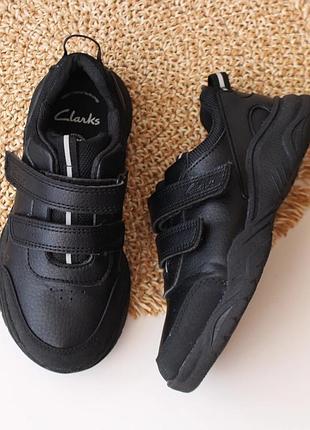 Яквсні чорні кросівки clarks на липучці
