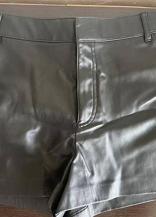 Чорні шорти zara із екошкіри