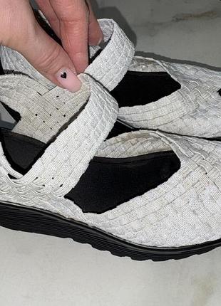 Женские легкие босоножки на танкетке skechers 36 размер (23-23,5 см) черно-белые