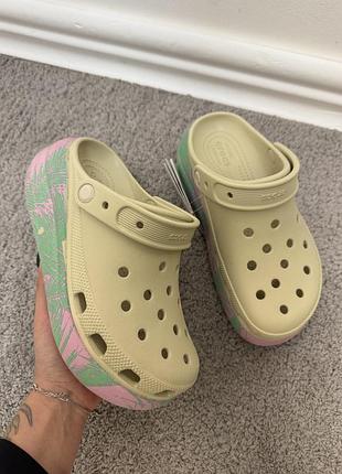 Крокси жіночі на платформі crocs classic crush spring break vanilla/multi
