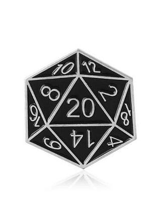 Металлический значок dnd черный кубик d20 dice серебряные цифры куб дайсы подземелья и драконы брошка днд dungeons and dragons