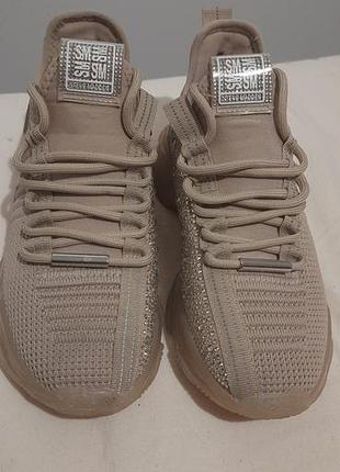 Жіночі кросівки steve madden. 37 розмір. але на вузьку ногу. маломірки. тому підійдуть більше на 36 розмір ноги. носилися 1 раз