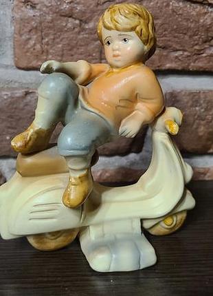 Вінтажна хлопчика на скутері vespa. capodimonte