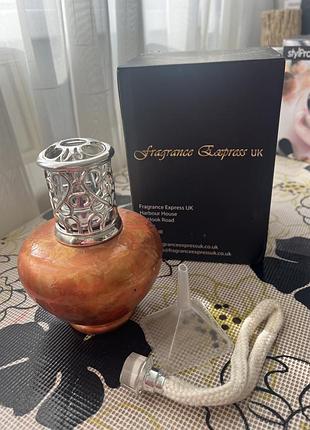 Паливний наповнювач і ароматична лампа (часто відома як лампа берже), призначена для очищення та ароматизації повітря в приміщенні.