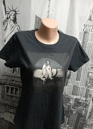 Футболка з принтом billie eilish з її світового турне 2019 року.