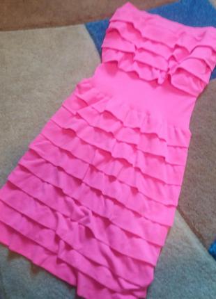 Короткое  розовое платье-резинка, бюстье с рюшами