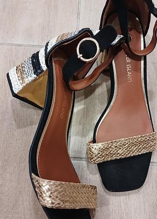 Эффектные плетенные босоножки river island.