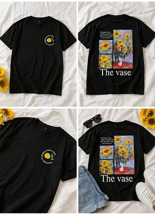 “the vase” футболка з яскравим художнім принтом 🌻 позаду великий малюнок із соняшниками та написом “the vase”, спереду акуратний мінімалістичний принт