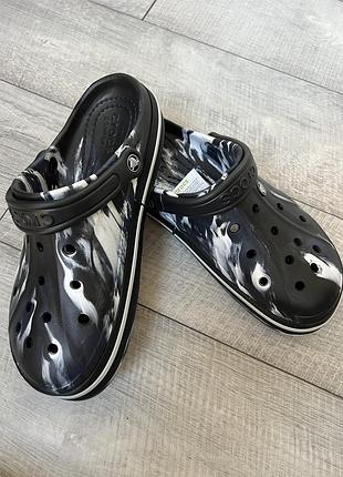 Сабо crocs bayaband printed clog з мармуровим ефектом м9, м10