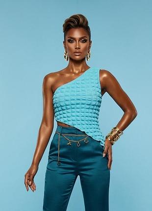 Женский асимметричный топ на одно плечо prettylittlething голубой blue popcorn