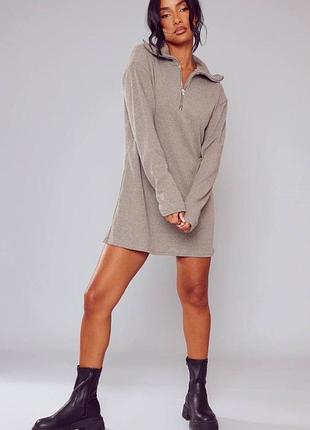 Вʼязана хакі сукня з блискавкою та комірцем prettylittlething