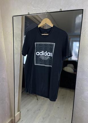 Футболка adidas з автентичним графічним принтом the brand with
