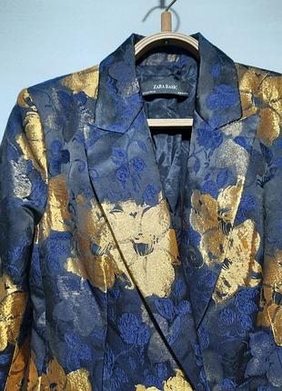 Жаккардовый жакет zara силуэтный м фактурная ткань с золотыми цветами
