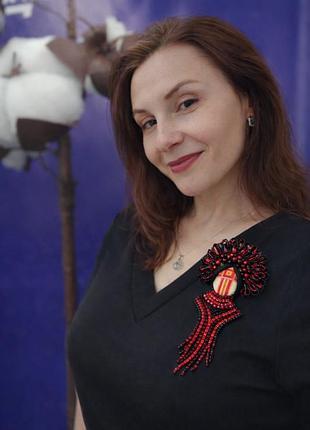 Червона брошка мотанка hand made