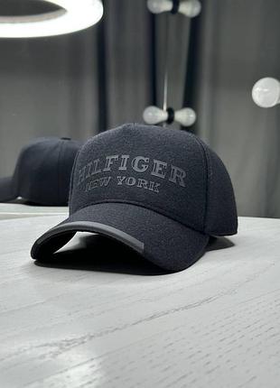 Теплая бейсболка hilfiger черного цвета в размерах s/55-56