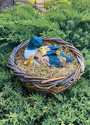 Садова фігура качка з каченятами №3 + гніздо з лози, діаметр 45 см, статуетка для саду із полістоуну