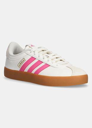 Оригінальні кросівки adidas vl court 3.0 у новому кольоровому дизайні.