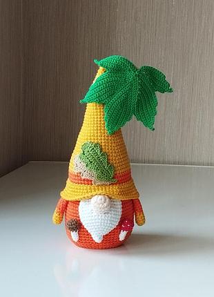 Гном з кленовим листом