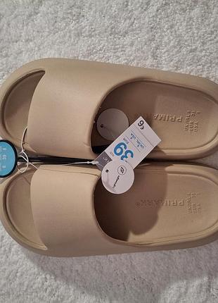 Шльопанці білі primark