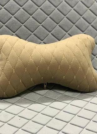 Подушка под голову в машину из алькантары lux (искусственной замши).бежевый, темно-бежевый ромб, 1 шт.